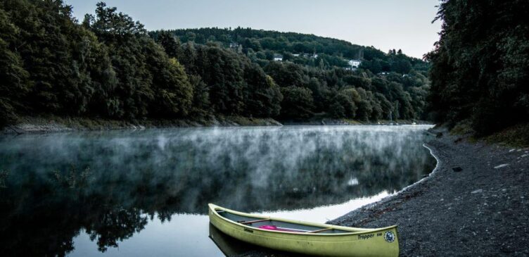 Canoe on Lake shore by Wijnand Boerma on Unsplash